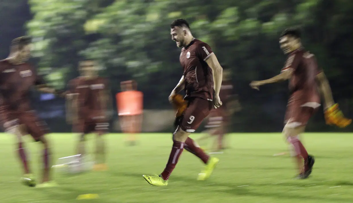 Pemain Persija Jakarta, Marko Simic, berlari saat latihan di Lapangan Sutasoma Halim, Jakarta, Jumat (10/5). Latihan ini merupakan persiapan jelang laga Liga 1 Indonesia 2019. (Bola.com/Yoppy Renato)
