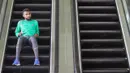 Bintang muda Persib, Yanto Basna, paling unik karena menghabiskan waktu dengan bermain eskalator. (Bola.com/Vitalis Yogi Trisna)