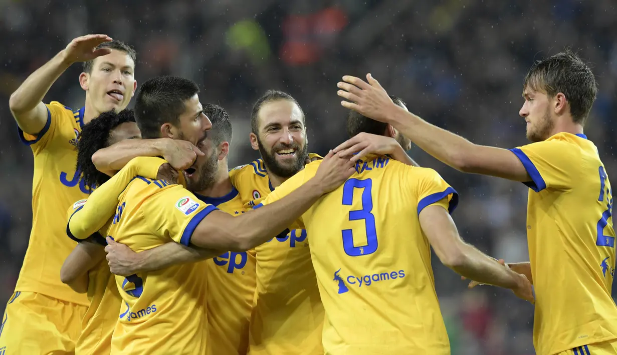 Para pemain Juventus merayakan gol yang dicetak Sami Khedira ke gawang Udinese pada laga Serie A Italia di Stadion Friuli, Udine, Minggu (22/10/2017). Udinese kalah 2-6 dari Juventus. (AFP/Miguel Medina)