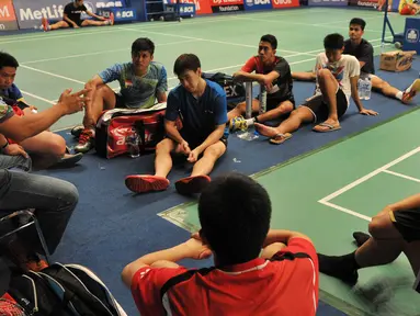 Para pemain mendapat pengarahan dari tim pelatih usai melakukan latihan jelang turnamen bulu tangkis BCA Indonesia Open Superseries Premier 2015 di Istora Senayan, Jakarta, Senin (1/6/2015). (Liputan6.com/Herman Zakharia)