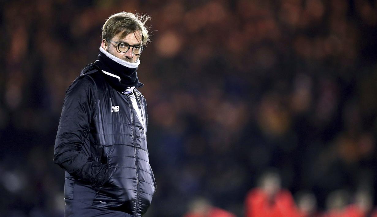 Ekspresi pelatih Liverpool, Jurgen Klopp  saat menemani timnya melawan Plymouth Argyle pada babak ketiga Piala FA di Home Park, Plymouth, (18/1/2017).  Liverpool menang 1-0. (Andrew Matthews/PA via AP)