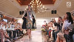 Putri Indonesia 2017 Bunga Jelitha Ibrani berjalan di atas catwalk saat tampil pada acara Menuju Miss Universe 2017, Jakarta, Jumat (3/11). Bunga akan mengikuti Miss Universe 2017 di Las Vegas, AS 12-27 November 2017. (Liputan6.com/Herman Zakharia)
