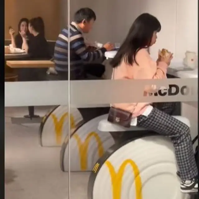 Di Resto Cepat Saji di China Pengunjung Bisa Makan Burger Sambil Naik Sepeda Statis
