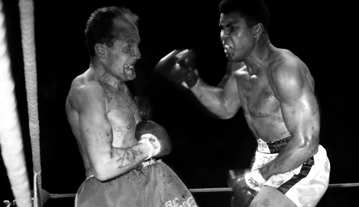 Muhammad Ali saat berhadapan dengan Henry Cooper dalam turnamen tinju untuk gelar World Heavyweight Boxing di Stadion Highbury, London, Inggris, (21/5/1966).  Sebelumnya Ali sudah masuk rumah sakit akibat gangguan pernapasan. (REUTERS/Action Images/MSI)