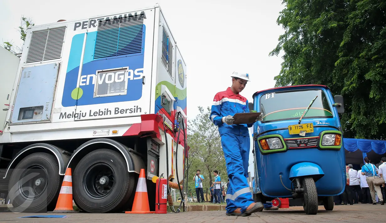 Sebuah bajaj melakukan pengisian gas menggunakan Mobile Refueling Unit (MRU) Pertamina Envogas di Lapangan Banteng, Jakarta, Senin (16/11). MRU adalah suatu unit pengisian bahan bakar gas berupa CNG yang dapat berpindah lokasi (Liputan6.com/Faizal Fanani)