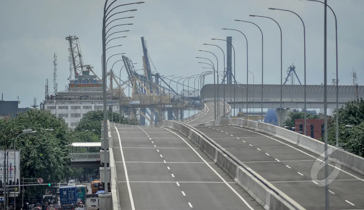 Suasana pembangunan jalan Tol Tanjung Priok di Jakarta, Rabu (25/3/2015). Pemerintah Provinsi DKI Jakarta mendorong konsorsium Tol Akses Tanjung Priok (ATP) agar mempercepat pembangunannya sampai enam bulan kedepan. (Liputan6.com/Faizal Fanani)