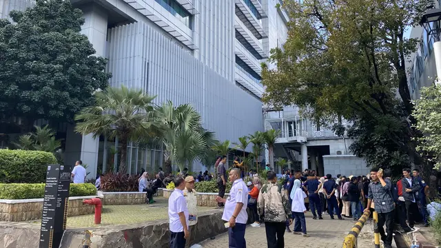 Warga Beramai-ramai Mendatangi Balai Kota Jakarta untuk Mendaftar PPSU 2025