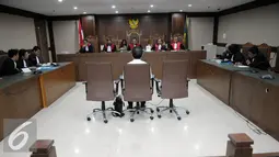 Majelis Hakim Pengadilan Tipikor Jakarta, membacakan putusan kasus korupsi proyek pembangunan Balai Pendidikan dan Pelatihan Ilmu Pelayaran (BP2IP) di Sorong-Papua, Jakarta, Rabu (10/8). (Liputan6.com/Helmi Afandi)