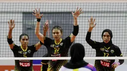 Para pemain Gresik Petrokimia Pupuk Indonesia bersiap saat melawan Jakarta Mandiri Popsipo Polwan pada laga PLN Mobile Proliga 2022 di Padepokan Voli Jenderal Polisi Kunarto, Sentul, Jumat (28/1/ 2022). (Bola.com/M Iqbal Ichsan)