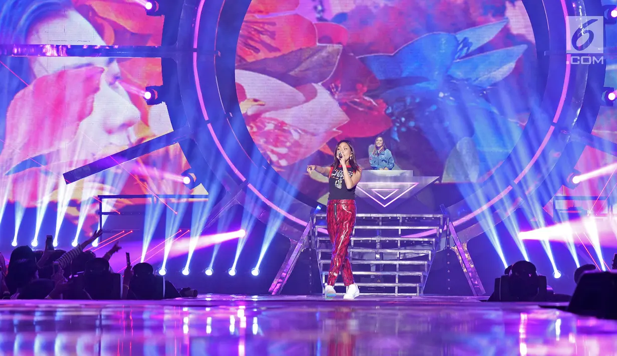 Penyanyi Nicole Zefanya atau NIKI menghibur penonton pada Konser "Smartfren Wow" di Istora Senayan, Jakarta, Jumat (20/9/2019). Konser yang bertajuk "Raih Mimpi Bersama Smartfren" itu menampilkan sejumlah artis nasional dan internasional. (Liputan6.com/Herman Zakharia)