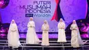 Finalis yang masuk ke babak 5 besar saat Malam puncak penganugrahan Puteri Muslimah Indonesia 2015 yang diselenggarakan di Studio 6 Emtek City, Daan Mogot, Jakarta, Rabu (13/5) malam. (Liputan6.com/Faisal R Syam)