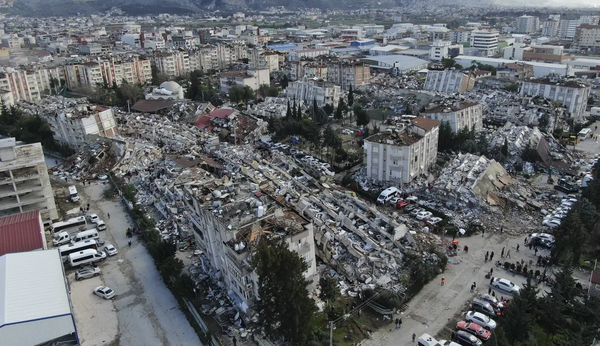 Foto udara menunjukkan kehancuran di pusat kota Hatay, Turki selatan, Selasa (7/2/2023). Korban tewas akibat gempa dahsyat Turki melonjak di atas 5.000 dan diperkirakan akan meningkat karena tim penyelamat terus mencari korban tewas dan korban selamat di puluhan bangunan yang runtuh di seluruh wilayah. (IHA via AP)