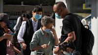 Warga mengenakan masker mengantre untuk mengambil swab tenggorokan COVID-19 secara rutin di tempat pengujian virus corona di Beijing, Selasa (6/9/2022). kebijakan lockdown ini diharapkan dapat mencegah penyebaran virus COVID-19 di ibu kota Tiongkok tersebut. (AP Photo/Andy Wong)