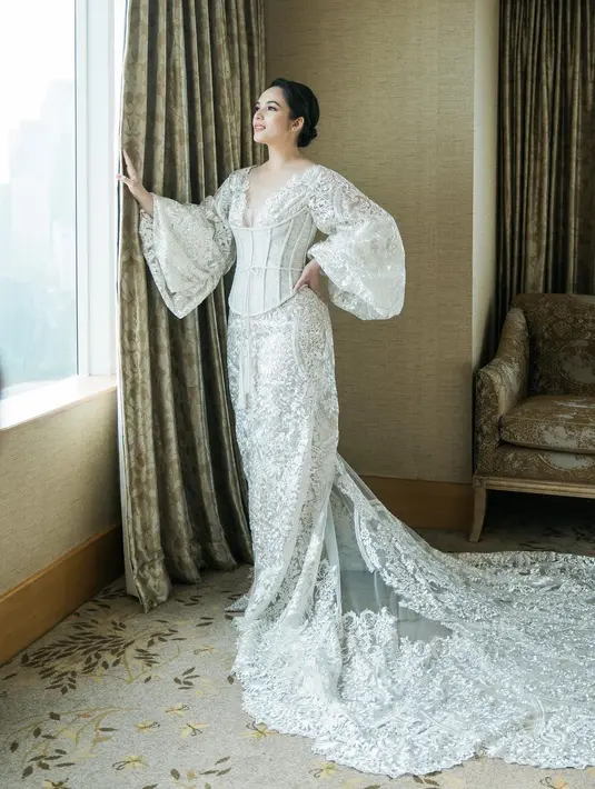 Bridal robe Chelsea Islan disesuaikan dengan kepribadiannya yang elegan dalam gaya seperti bangsawan Eropa yang anggun dan memesona