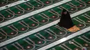 Sebelumnya, berdasarkan hasil Sidang Isbat yang dilaksanakan pada Selasa 17 Februari 2026, Pemerintah Republik Indonesia melalui Kementerian Agama menetapkan awal puasa 1 Ramadan 1447 Hijriah jatuh pada Kamis 19 Februari 2026. Tampak dalam foto, umat Muslim saat melaksanakan salat Tarawih perdana di bulan suci Ramadan 1447 Hijriah di Masjid Al Akbar, Surabaya, Jawa Timur, pada Rabu 18 Februari 2026. (JUNI KRISWANTO/AFP)