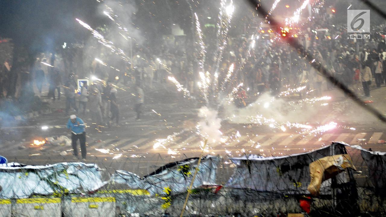 Bentrokan di Depan Gedung Bawaslu