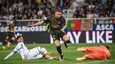 Pemain Paris Saint-Germain (PSG), Kylian Mbappe, berusaha mencetak gol ke gawang AJ Auxerre pada laga Liga Prancis, di Stade de I’Abbe Deschamps, Senin (22/5/2023). PSG menang dengan skor tipis 2-1. (AFP/Arnaud Finistre)