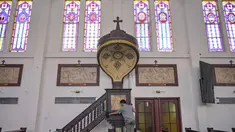 Seorang pekerja membersihkan mimbar di Katedral Hati Kudus Yesus, yang dikenal secara lokal sebagai gereja "Hati Kudus Yesus", selama persiapan Misa Natal di Surabaya, Jawa Timur, pada Selasa 23 Desember 2025. Jelang Misa Natal 2025, Katedral Hati Kudus Yesus atau yang dikenal secara lokal sebagai Gereja Katolik Hati Kudus Yesus di Surabaya, Jawa Timur, telah melakukan berbagai persiapan. (JUNI KRISWANTO/AFP)