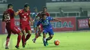 Pemain tengah Persib, Gian Zola (kanan) mencoba menembus pertahanan Semen Padang di laga perebutan tempat ketiga Piala Presiden 2017 di Stadion Pakansari, Kab Bogor, Sabtu (11/3). Persib menang 1-0. (Liputan6.com/Helmi Fithriansyah) 