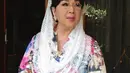 Gaya makeup serupa masih diaplikasikan hingga usia senja. Belakangan, Titiek Puspa eksplor warna lipstik pink keunguan yang bikin ia tampil fresh [@titiekpuspa_official]