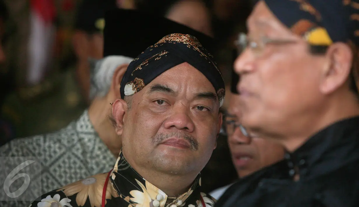 Putra Mahkota KBPH Prabu Suryodilogo (kiri) saat mengantar jenazah KGPAA Paku Alam IX di Puro Pakualaman, Yogyakarta, Minggu (22/11/2015). Paku Alam IX meninggal pada Sabtu (21/11) dan akan dimakamkan di Astana Giri Gondo Kulon Progo. (Foto:Boy  Harjanto)