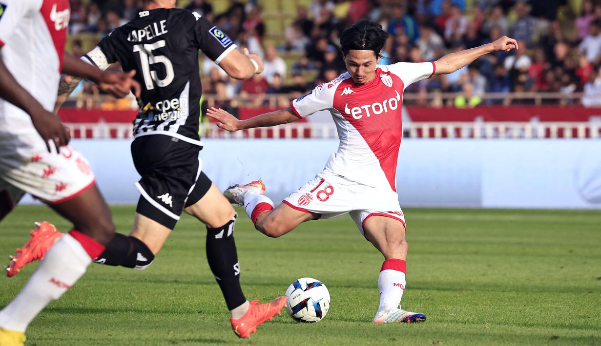 Pemain AS Monaco, Takumi Minamino berusaha mencetak gol ke gawang SCO Angers pada laga lanjutan Ligue 1 2022/2023 di Louis II Stadium, Monako, 30 Oktober 2022. Minamino hengkang dari Liverpool menuju AS Monaco pada musim panas 2022. Saat di Anfield, pemain Jepang tersebut gagal mendapatkan menit bermain yang cukup dan lebih banyak menghangatkan bangku cadangan. Sayang, nasibnya juga tak berubah ketika membela skuad berjuluk Les Rouge et Blanc. (AFP/Valery Hache)