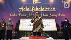 Direktur Utama Bank BTN Haru Koesmahargyo menunjukan telapak tangan yang telah dibubuni cat warna warni pada acara Halal Bihalal Bank BTN di Jakarta, Rabu (11/5/2022). Halal Bihalal dengan stakeholder dari Asosiasi Pengembang, Kementerian PUPR, Kementerian Keuangan, BP Tapera dan PT Sarana Multigriya Finansial (SMF) merupakan bentuk komitmen Bank BTN dalam berkolaborasi membangun rumah rakyat dengan tema "Growth Through Collaboration in Diversity”. (Liputan6.com/HO/BTN)