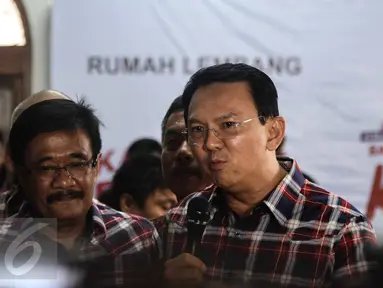 Cagub dan cawagub DKI Jakarta,  Basuki Tjahja Purnama (Ahok) dan Djarot Saiful Hidayat memberikan keterangan di Rumah Lembang, Jakarta, Rabu (16/11). Ahok menerima penetapan dirinya sebagai tersangka kasus penistaan agama. (Liputan6.com/Faizal Fanani)