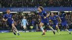 Bek Chelsea, David Luiz (tengah) berlari merayakan setelah mencetak gol kedua timnya selama pertandingan Liga Premier Inggris melawan Manchester City di Stamford Bridge di London (8/12). Chelsea menang 2-0 atas City. (AP Photo/Tim Ireland)
