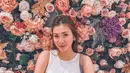 Kenakan baju tanpa lengan dipadukan dengan celana pendek putih senada, penampilan Demmy Febriana simpel tapi tetap stylish. Rambut yang setengah diingat membuat pesonanya semakin terpancar. Senyuman manis seperti gula yang dipancarkannya ke kamera membuat auranya kian terpancar. (Liputan6.com/IG/@demmyfebriana)