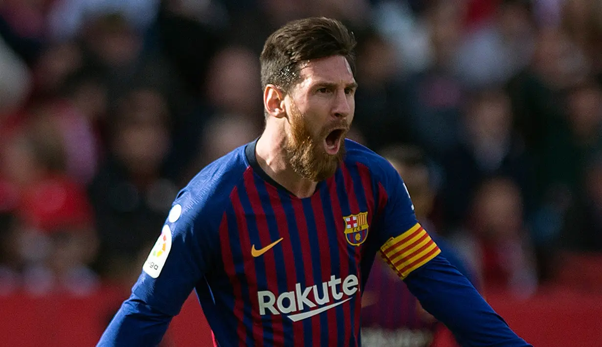 Selebrasi penyerang Barcelona Lionel Messi usai mencetak gol ke gawang Sevilla pada laga La Liga di Stadion Ramon Sanchez Pizjuan, Sevilla, Sabtu (23/2). Messi mencetak hattrick. (JORGE GUERRERO/AFP)