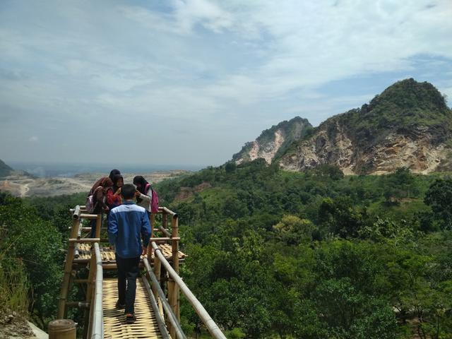 Selamat Pagi Dari Tebing Batu Lawang Cirebon Regional