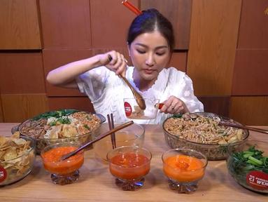 Sarwendah menikmati mie gerobak miliknya dengan topping ayam dan jamur. (Foto: YouTube/MOP Channel)
