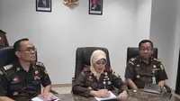 Kepala Kejati Riau Mia Amiati mengumumkan tersangka korupsi kredit BRI yang merugikan negara puluhan miliar. (Liputan6.com/M Syukur)