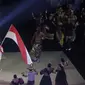 Atlet polo air, Ridjkie Mulia, membawa bendera saat kontingen Indonesia melintas pada upacara pembukaan SEA Games 2019 di Philipine Arena Bulacan, Manila, Sabtu (30/11). Pesta olahraga se-Asia Tenggara ini akan berlangsung hingga 11 Desember. (Bola.com/M