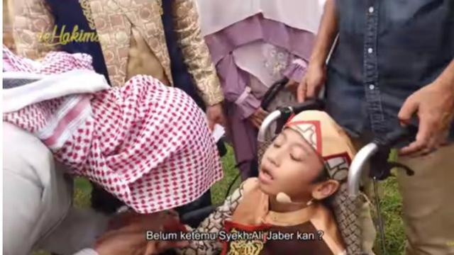 Syekh Ali Jaber mencium kaki Naja, bocah penghafal Alquran (YouTube/ deHakims)