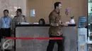 Gubernur DKI Jakarta Basuki T Purnama usai mengisi buku tamu di KPK, Jakarta, Selasa (10/5). Ahok diperiksa sebagai saksi dalam penyidikan perkara dugaan tindak pidana terkait pembahasan Raperda Pantai Utara Jakarta. (Liputan6.com/Helmi Afandi)