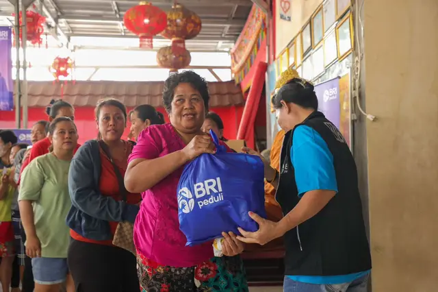 <p>Bantuan sembako lewat program BRI Peduli dalam rangka peringati Hari Raya Waisak. (c) Istimewa</p>