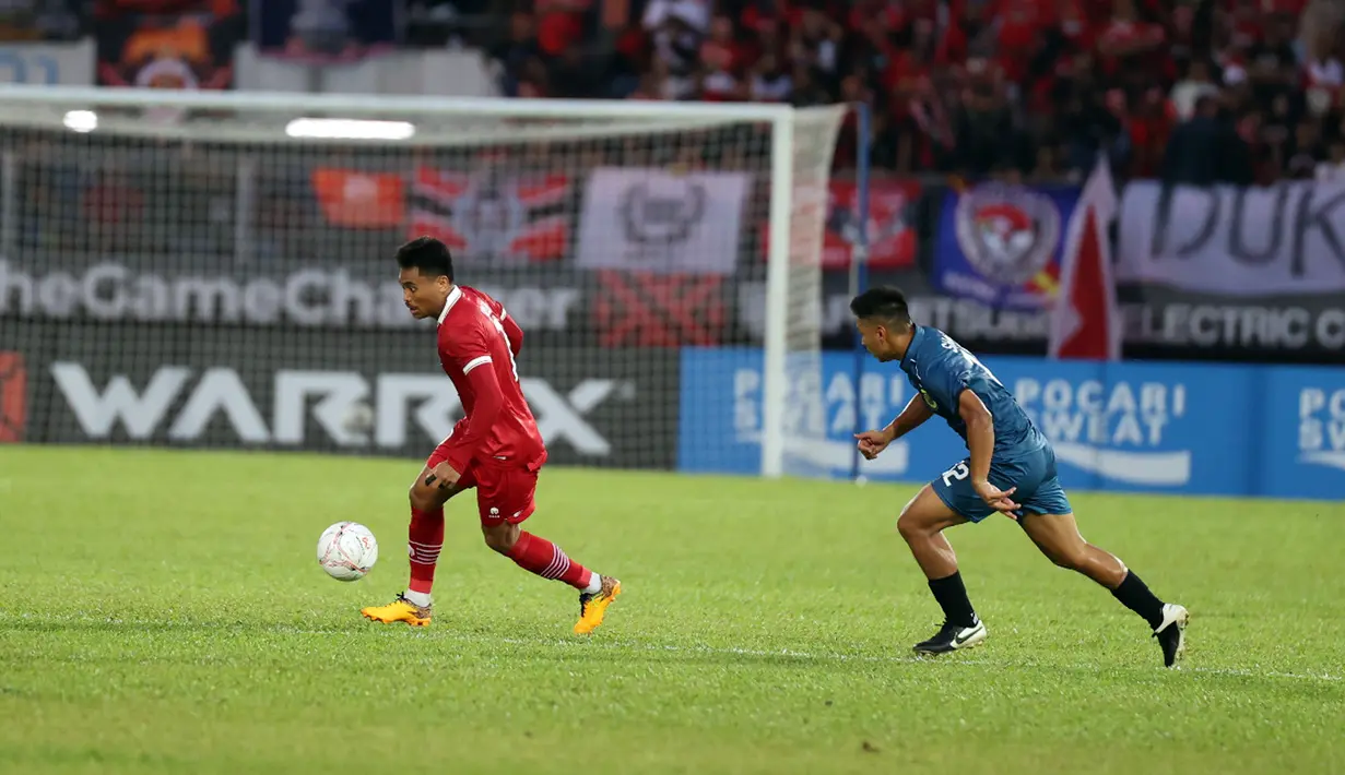 Pesepak bola Timnas Indonesia Saddil Ramdani menggiring bola saat melawan Brunei Darussalam dalam pertandingan Grup A Piala AFF 2022 di Stadion Kuala Lumpur, Malaysia, Senin (26/12/2022). Indonesia mengalahkan Brunei Darussalam dengan skor 7-0. (Liputan6.com/PSSI)