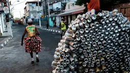 Seorang anggota kelompok Bloco Da Latinha sedang memimpin parade di Madre de Deus, Brasil (9/2/2016). Setelah karnaval usai, botol kaleng di sumbangkan kepada rumah sakit di Salvador, Bahia, Brasil. (AFP Photo/Yasuyoshi Chiba)