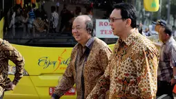 Gubernur DKI Jakarta Basuki Tjahaja Purnama berjalan beriringan dengan Dato Sri Tahir saat melakukan serah terima 5 unit bus tingkat gratis, Rabu (10/12/2014). (Liputan6.com/Faizal Fanani)