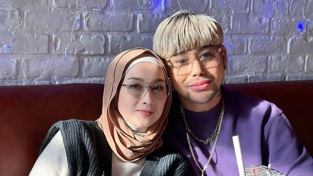 6 Momen Kebersamaan Desy Ratnasari dan Caren Delano, Jadi Sorotan Netizen