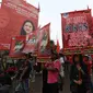 Buruh yang tergabung dalam Gerakan Buruh Bersama Rakyat (Gebrak) menggelar demonstrasi di depan Gedung DPR, Jakarta, Senin (13/1/2020). Massa menyuarakan penolakan mereka terhadap Omnibus Law Rancangan Undang-Undang Cipta Lapangan Kerja. (Liputan6.con/Johan Tallo)