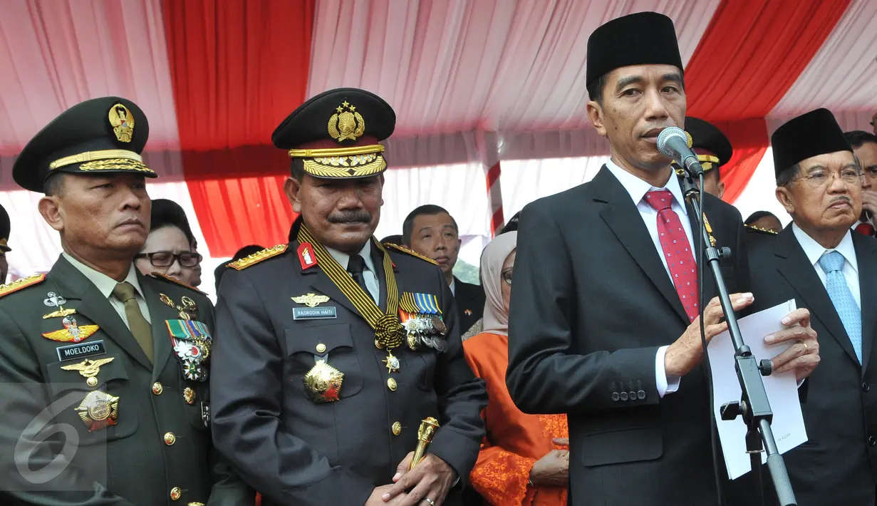 Presiden Jokowi beserta Wapres Jusuf Kalla, Kapolri Jenderal Pol. Badrodin Haiti dan Panglima TNI Jenderal Moeldoko mengucapkan belasungkawa atas jatuhnya pesawat Hercules C-130, di Mako Brimob Polri, Depok, Rabu (1/7/2015). (Liputan6.com/Herman Zakharia)