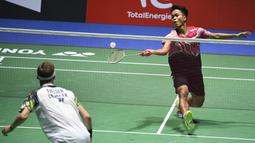 Ginting yang berusaha memulai gim pertama dengan tenang tidak mampu meladeni permainan Axelsen yang mempunya tubuh lebih besar darinya. Axelsen pun terus menjaga poinnya dari Ginting dengan cukup jauh hingga harus menerima kekalahan pertama 10-21. (AFP/Richard A. Brooks)