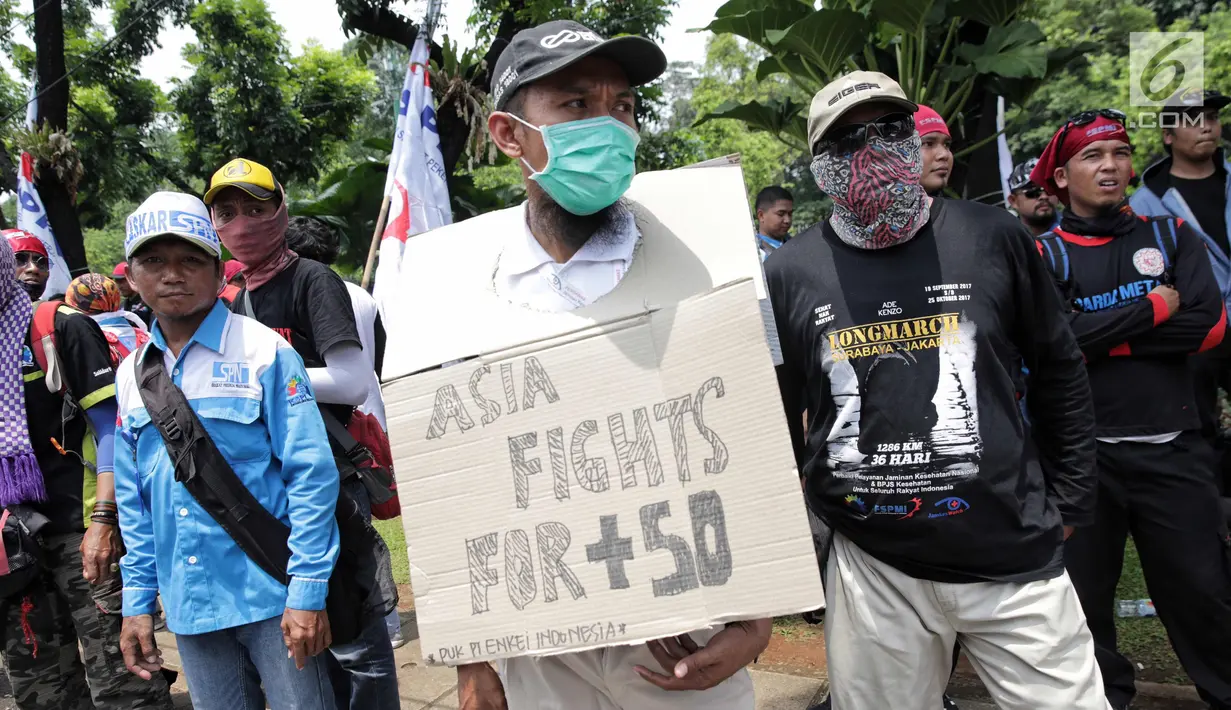 Seorang buruh ikut menggelar unjuk rasa di depan Balai Kota DKI Jakarta, Jumat (10/11). Ribuan buruh mengepung kantor Pemerintah Provinsi DKI itu untuk menggugat keputusan kenaikan UMP yang hanya 8,71 persen. (Liputan6.com/Faizal Fanani)