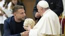 Pemain Lazio, Ciro (kiri) Immobile berbincang dengan Paus Fransiskus speaks with Pope Francis saat menghadiri audiensi dengan peserta pertandingan penghormatan "match for peace" untuk mengenang mendiang pemain Argentina, Diego Maradona, pada 14 November 2022 di aula Paul-VI, Vatikan. Pertandingan ini diselenggarakan oleh "WePlayForPeace", sebuah yayasan yang didirikan oleh Paus Fransiskus. (AFP/Vatican Media)