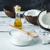 Ilustrasi Minyak Kelapa Credit: unsplash.com/Tijana