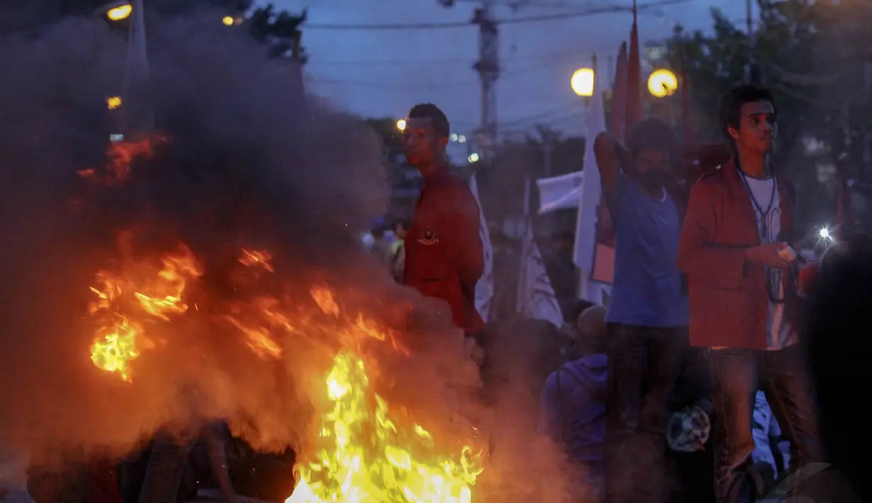 Massa yang tergabung dalam Aliansi Mahasiswa Indonesia itu membakar ban serta memblokir jalan Diponegoro, Jakarta, Rabu (3/12/2014). (Liputan6.com/Faizal Fanani)