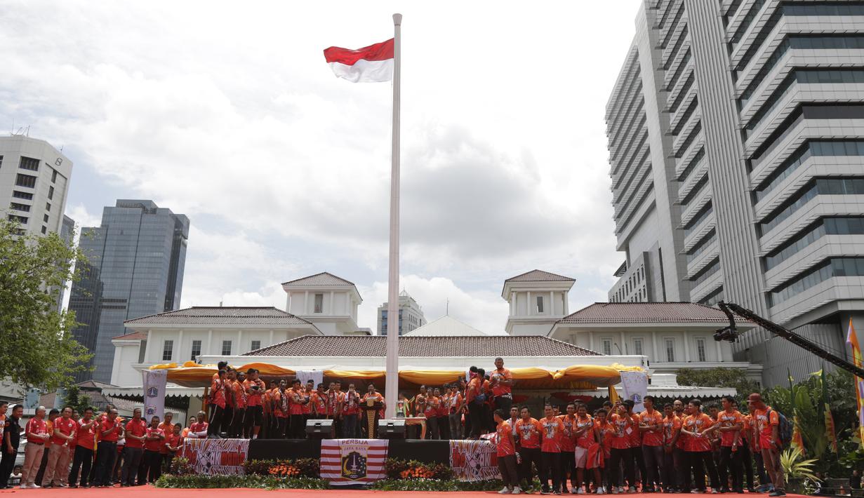 Pemain Persija Jakarta saat disambut Gubernur DKI, Anies Baswedan, di Balai Kota, Jakarta, Sabtu (15/12). Pawai tersebut untuk merayakan keberhasilan Persija meraih gelar Juara Liiga 1 Indonesia. (Bola.com/M Iqbal Ichsan)